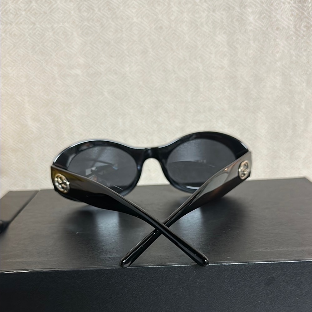 Authentic Gucci GG0061S Oval Black Sunglasses – Trending Y2K/Vintage 90s - Picture 3 of 6
